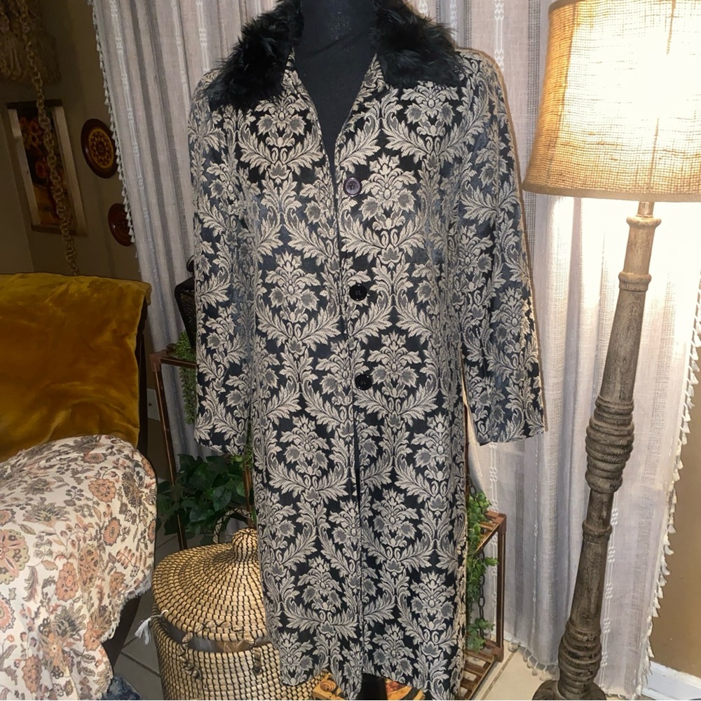 Will’s River Co Coat Size 6 Chic Black and Cream Floral Coat with Fur Collar